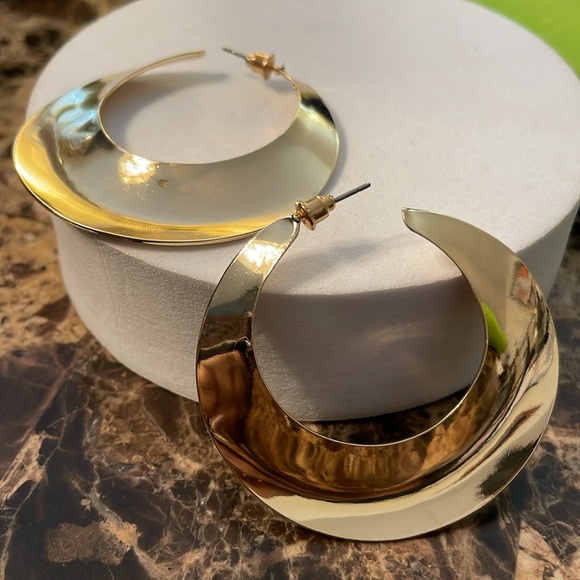 Elegant Gold Hoop Earrings - Picture 9 of 10
